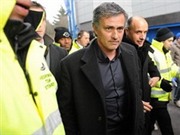 Bóng đá anh, ngoại hạng anh, lịch thi đấu euro 2012, HLV Jose Mourinho suýt mất mạng vì CĐV cuồng